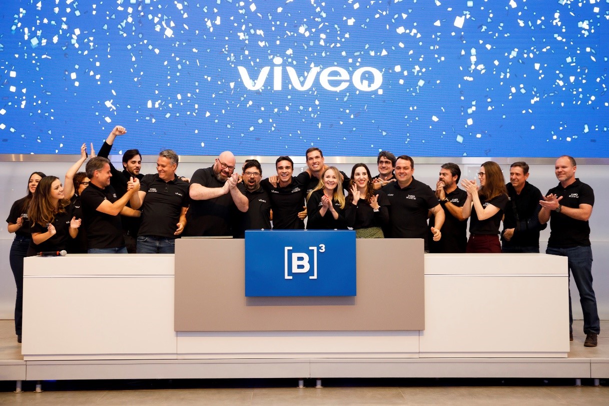 Follow On Viveo.jpg