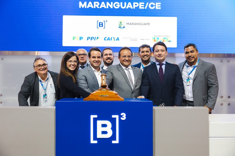 Atila Camara_ prefeito de Maranguape_ bate o martelo para celebrar o resultado do leilao.jpg